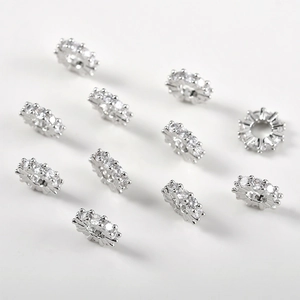 Vue macro de perles d'espacement en argent avec zircons pour la création de bijoux DIY