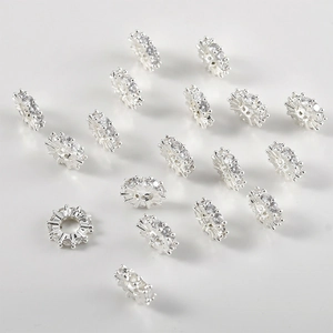 Détails macro des perles d'espacement argentées avec zircones cubiques micro-pavées