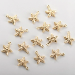 Macro-opname van 18k gouden zeester bedeltjes met getextureerd oppervlak voor DIY