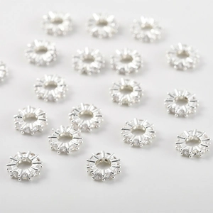 Détail macro d'espaceurs en roue plaqués or 14k avec oxydes de zirconium pour bijoux DIY