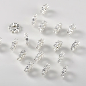 Vue macro des perles d'espacement argentées 14k serties de zircons cubiques brillants