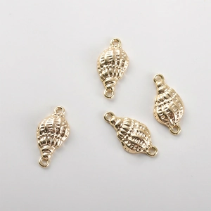 Macro detail van 18k vergulde schelphangers met spiraalstructuur voor het maken van sieraden