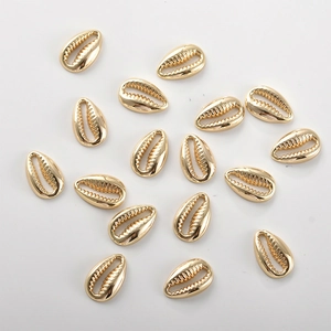 Detailweergave van 18k vergulde metalen schelphangers voor het maken van DIY-sieraden