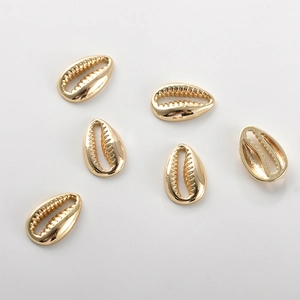 Macro-opname van zes 18k gouden schelphangers voor DIY-sieraden maken accessoires