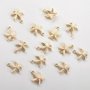 Macro-details van 18k vergulde zeesterbedeltjes voor DIY-sieraden en knutselwerkjes