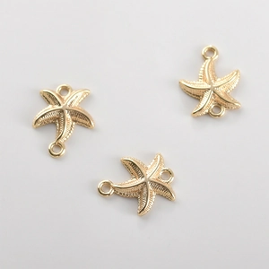 Macro-opname van 18k gouden zeester connectoren met dubbele ringen voor DIY sieraden
