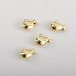 Détail de quatre mini pendentifs baleine plaqués or 14 carats pour bijoux DIY