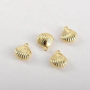 Détail de quatre breloques coquillages dorés 14k avec étoiles de mer pour bijoux DIY