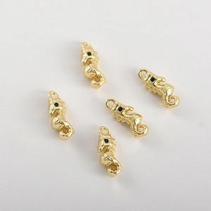 Vue détaillée de cinq pendentifs hippocampe plaqués or 14 carats pour création de bijoux