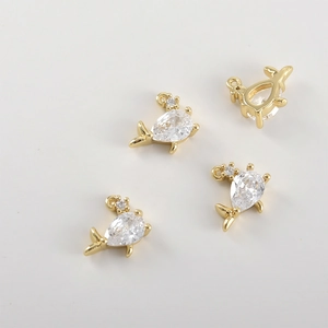 Vue macro de breloques baleine plaquées or 14k avec cristaux de zircon pour bijoux