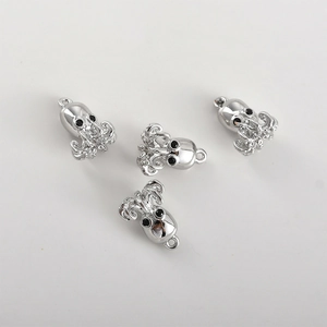 Détail de quatre breloques pieuvre en argent pour bijoux DIY avec un éclat métallique vif
