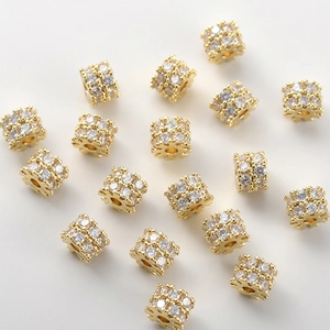 Dettaglio ravvicinato di perline distanziatrici in oro 14k con micro-pavé di zirconi