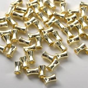 Vue macro de perles d'espacement bambou plaquées or 14k pour création de bijoux