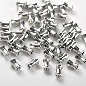 Vue macro de perles d'espacement en forme de bambou argenté pour bijoux DIY et artisanat