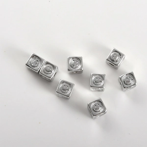 Macro-opname van 14k vergulde kubus smiley kralen voor DIY sieraden en handwerk