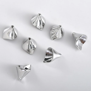 Vue macro de calottes coniques en plaqué or 14k pour accessoires de bijoux DIY