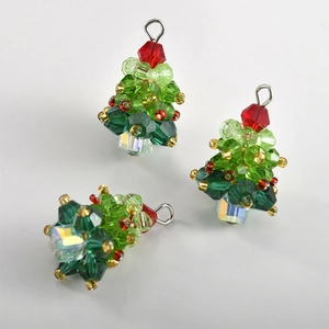 Pendaglio ad albero di Natale fatto a mano in cristallo verde con gemma rossa e anello