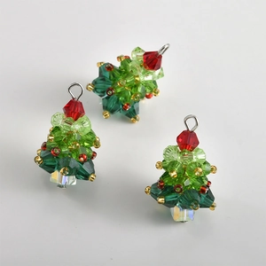 Dettagli di ciondoli a forma di albero di Natale fatti a mano con perle di cristallo sfaccettate