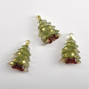 Dettaglio di ciondoli a forma di albero di Natale in resina verde per creazione gioielli