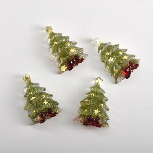 Dettaglio di ciondoli a forma di albero di Natale in resina con perline oro e fiocco rosso
