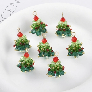 Dettaglio di ciondoli a forma di albero di Natale con cristalli rossi e verdi per gioielli DIY