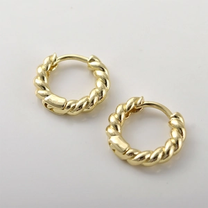Aros trenzados chapados en oro de 14k con acabado pulido y cierre de bisagra duradero