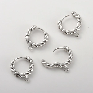 Primer plano de pendientes de aro plateados con bucles para creación de joyas DIY