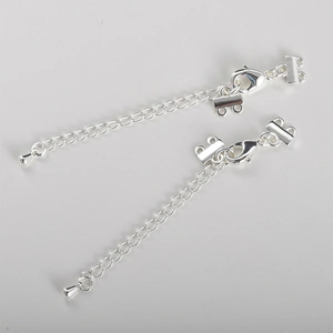 Detailweergave van zilveren karabijnsluiting met verlengketting en druppelvormige hanger voor DIY