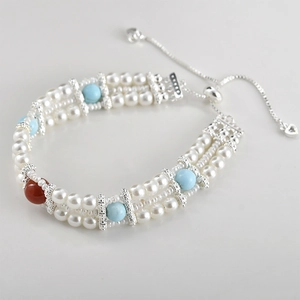 Bracciale a tre file di perle con perline turchesi e chiusura a cuore regolabile