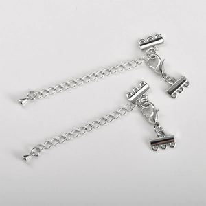 Detail van zilveren S925 karabijnsluitingen en driegats connector voor gelaagde sieraden