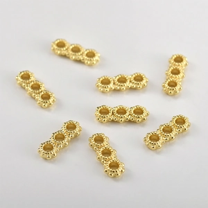 Dettaglio di perline distanziatrici a 3 fori placcate oro 18k per gioielli DIY