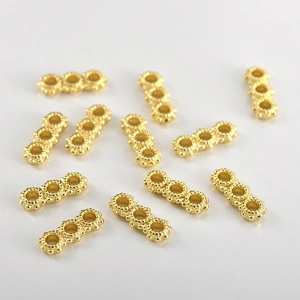 Macro di distanziatori a tre anelli placcati in oro 18k con dettagli testurizzati
