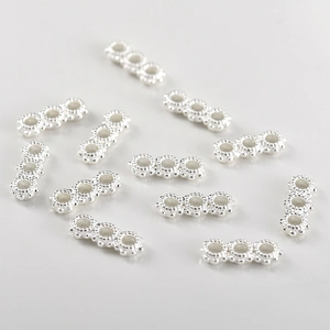 Dettaglio di perline a tre file placcate in oro 18k per creazione gioielli DIY