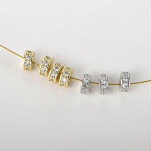 Nahaufnahme von gold- und versilberten 14k Perlen mit Zirkonia für DIY-Schmuckherstellung