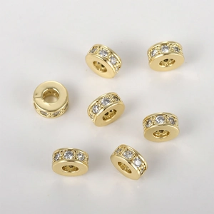 Nahaufnahme von 14k vergoldeten Zylinderperlen mit Zirkonia-Besatz für DIY-Schmuck