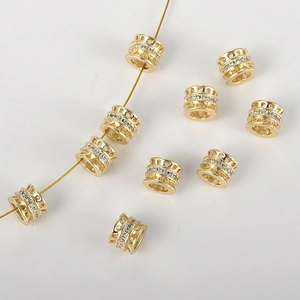 Makroaufnahme einer 14k vergoldeten Hohlperle mit funkelndem Zirkonia-Inlay für DIY