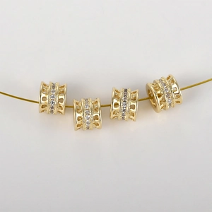 Detail von 14k vergoldeten Hohlzylinderperlen mit weißer Zirkonia-Pavé-Fassung