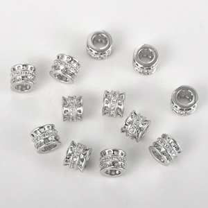 Detail von versilberten Hohlperlen mit Zirkonia für die DIY-Schmuckherstellung von Hand
