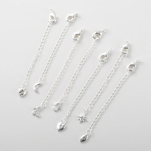 Set da 7 catenine di estensione argento con chiusura a moschettone e ciondoli mix