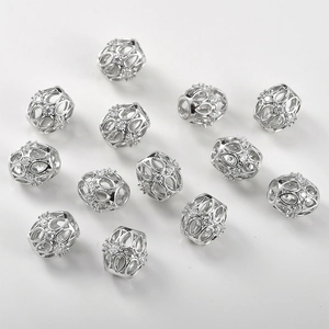 Détail macro de perles évidées en argent avec zircons pour la création de bijoux