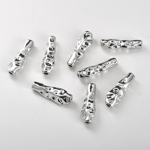 Vista macro di perle distanziatrici concave lunghe placcate oro 14k per gioielli DIY