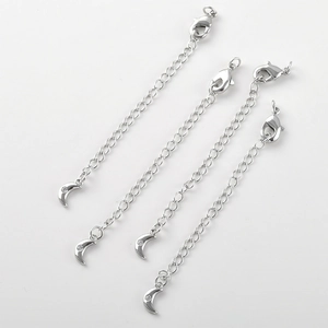 Dettagli di catene di estensione argentate con chiusura a moschettone e ciondolo luna