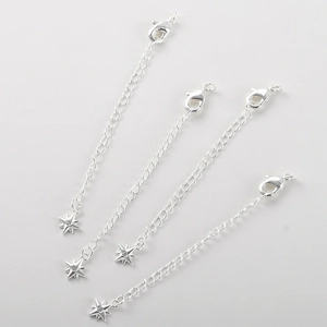 Dettaglio di quattro chiusure a moschettone placcate oro 14k con stelle in zircone per DIY
