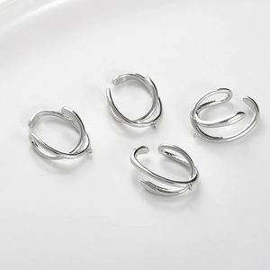 Macro-opname van 14k vergulde ear cuffs met ophangringen voor DIY handgemaakte sieraden