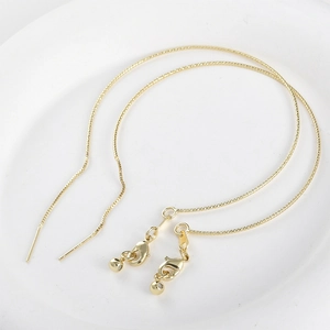 Detailaufnahme der 14k goldgefüllten verstellbaren Box-Kette mit Karabiner und Perle