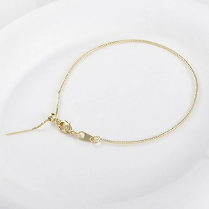 Nahaufnahme einer 14k vergoldeten Boxkette mit Schiebeperle und Nadelende für DIY-Schmuck