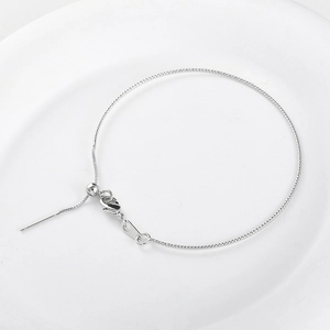 Nahaufnahme der verstellbaren 14k Gold-Schiebeperlenkette für DIY-Armbänder