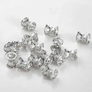 Makroansicht silberner hohler Sanduhr-Abstandshalter mit Vintage-Muster für Schmuck DIY