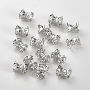 Detaillierte Makroansicht von 14 versilberten filigranen Hohlperlen für DIY-Schmuck