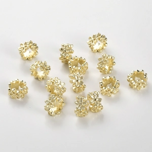 Makroansicht von 14k vergoldeten hohlen Blumen-Zwischenperlen für DIY Schmuck